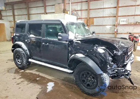 2022 Ford Bronco Base z USA, uszkodzony, nr VIN 1FMEE5DP0NLB06459